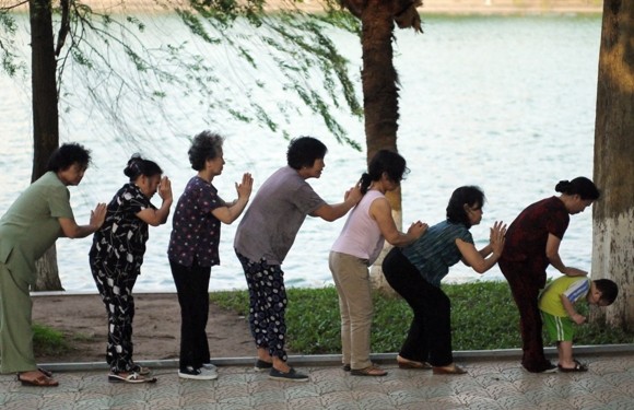 One day at Hoan Kiem Lake  - ảnh 2